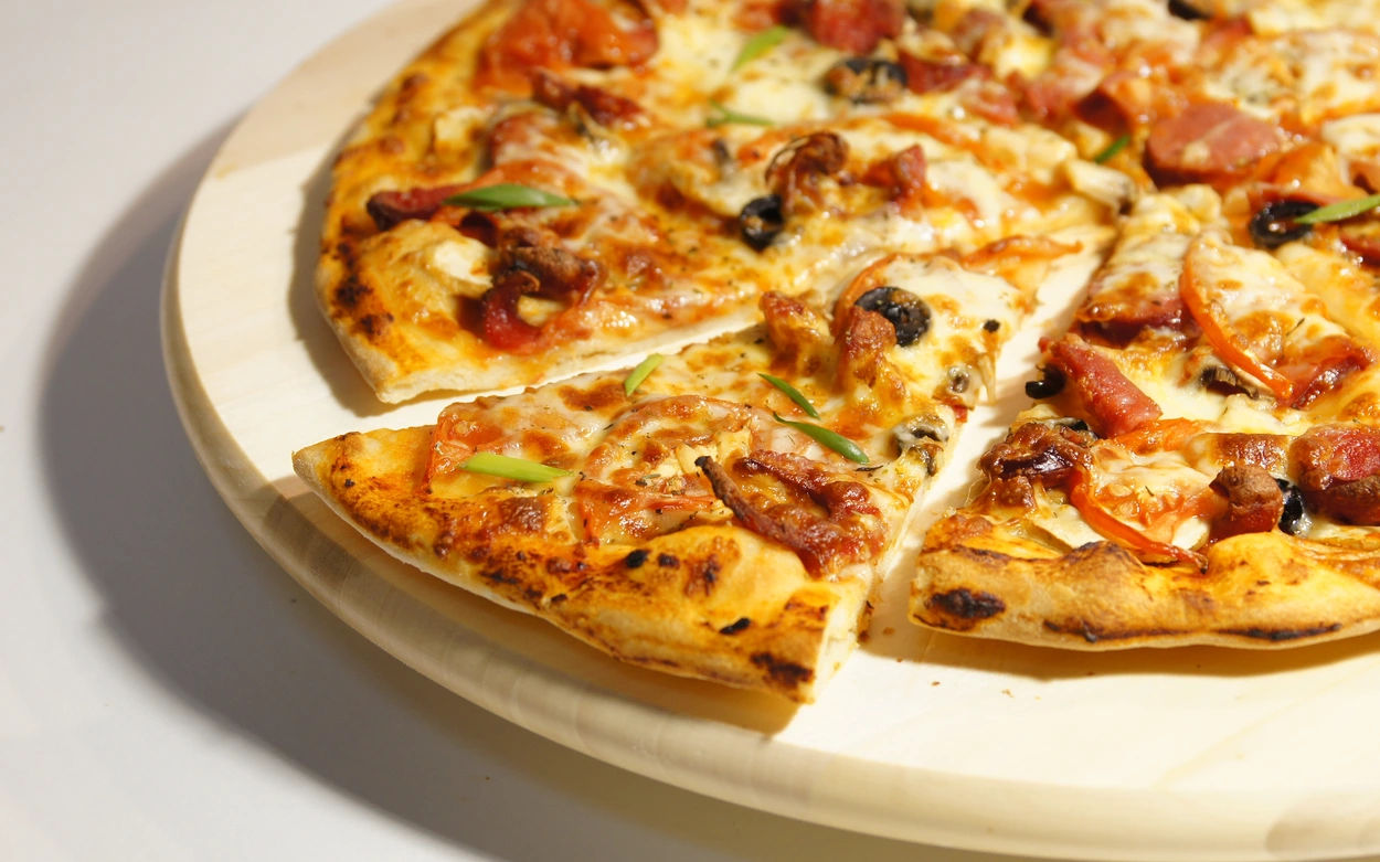 Как заказать вкусную пиццу на дом в Сарапуле через службу
доставки еды «Макароллыч»?