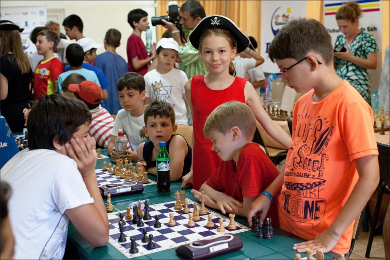 Юного шахматиста из Химок мастера ФИДЕ Володара Мурзина в Румынии встретили 