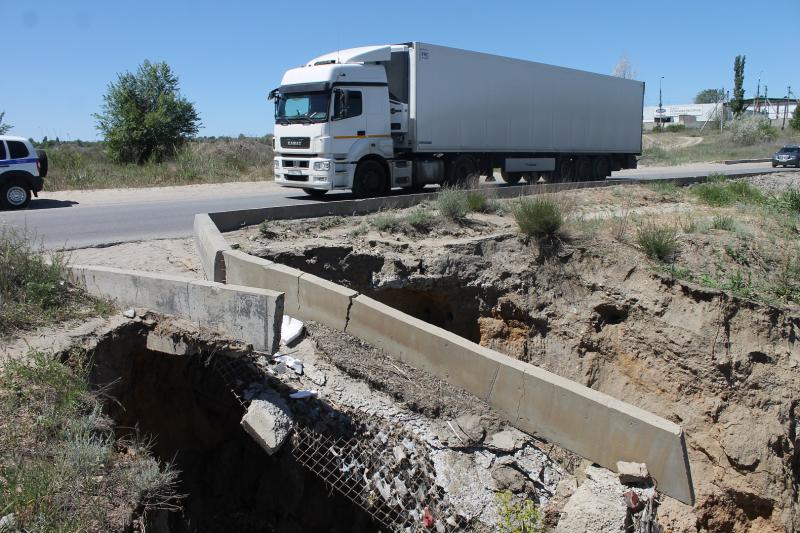 Волгоградские активисты ОНФ призывают власти решить вопрос с обрушением дорожного полотна в поселке Ерзовка