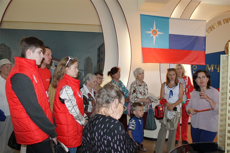 Челябинская команда «Молодежки ОНФ» организовала для пенсионеров экскурсию на пожарно-техническую выставку