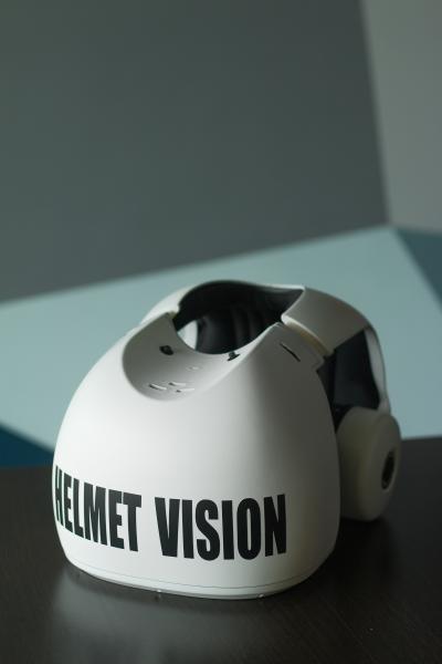 Компания HELMET VISION анонсировала выпуск автономного шлема виртуальной реальности с панорамной линзой.