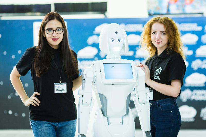 В Сыктывкаре открылась уникальная выставка роботов и новейших технологий: 72 робота, голограммы и электроскутер размером с машину