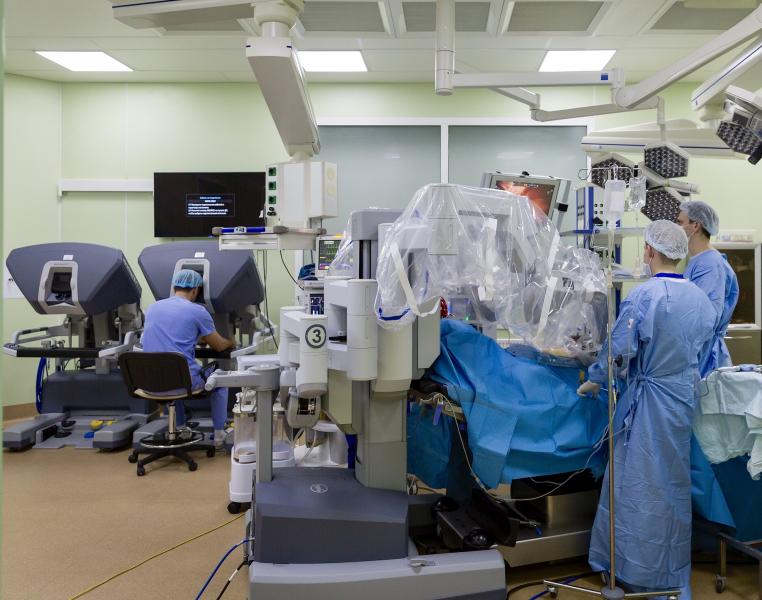 Хирурги Сеченовского университета впервые удалили пораженный раком пищевод с помощью da Vinci