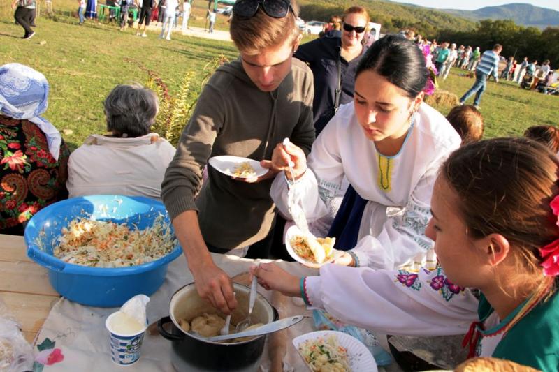 На юге России прошел ежегодный праздник народной еды «Веселые шкварки»