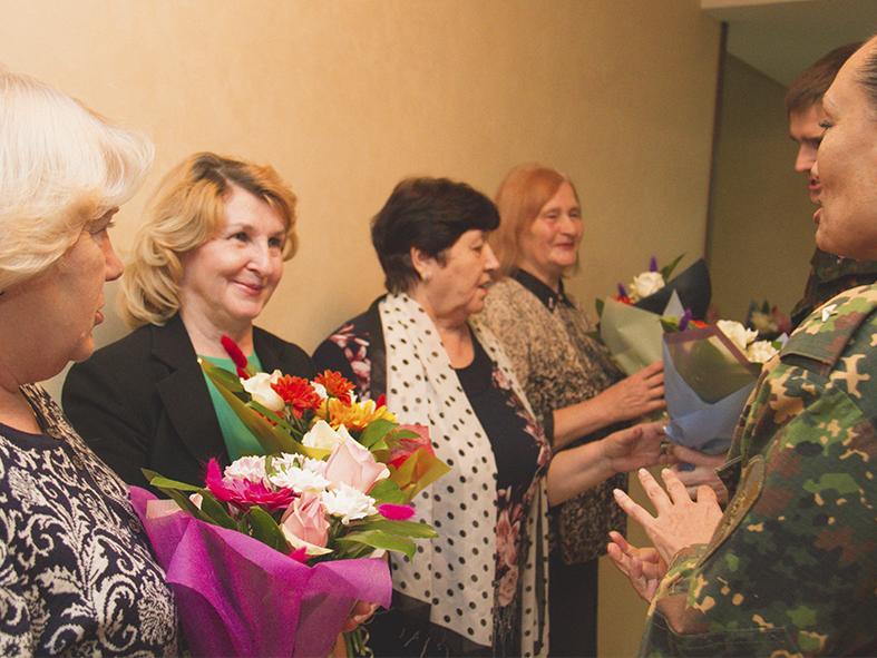 В Кузбассе спецназ Росгвардии поздравил «особенных мам»