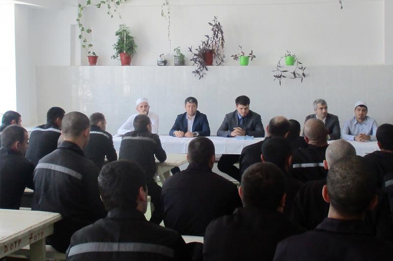 Представители Миннаца и Муфтията РД провели мероприятия по профилактике экстремизма и терроризма в ИУ УИС Дагестана