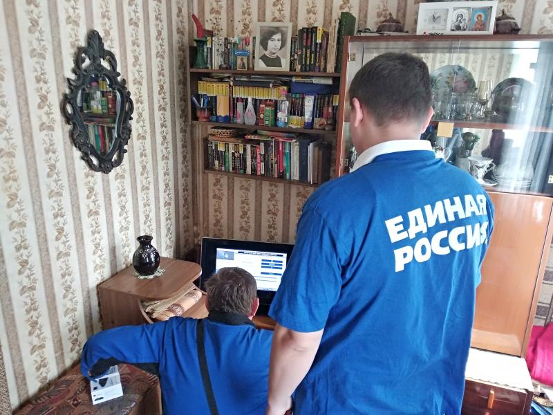 Королёвские единороссы  продолжают помогать пожилым людям с переходом на цифровое телевидение