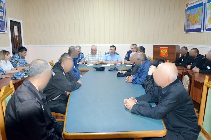 Прокурор по надзору за соблюдением законов в ИУ Курбан Курбанов провел с осужденными просветительскую лекцию