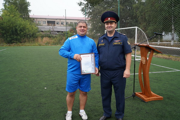 Начальник УФСИН наградил победителей футбольного турнира