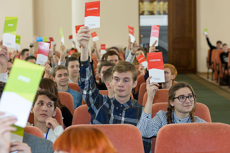 Учні з Хмельниччини їдуть на міжрегіональні дебати проєкту “Молодь дебатує”