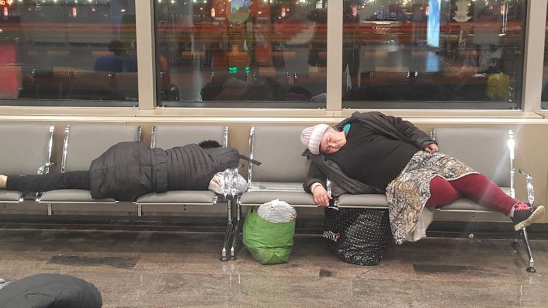 Бомжи оккупируют залы ожидания в московских аэропортах.