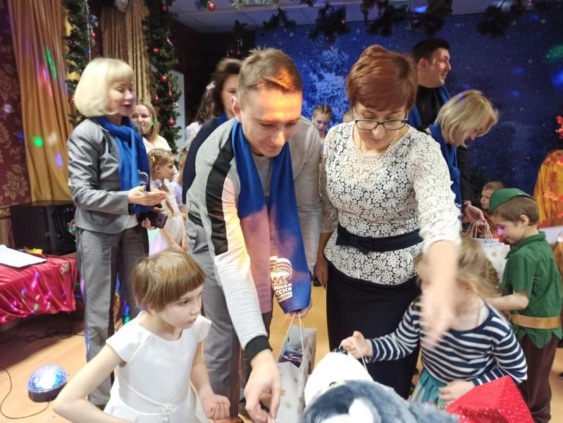 Королёвские единороссы поздравили детей из «Заботы» с Новым годом