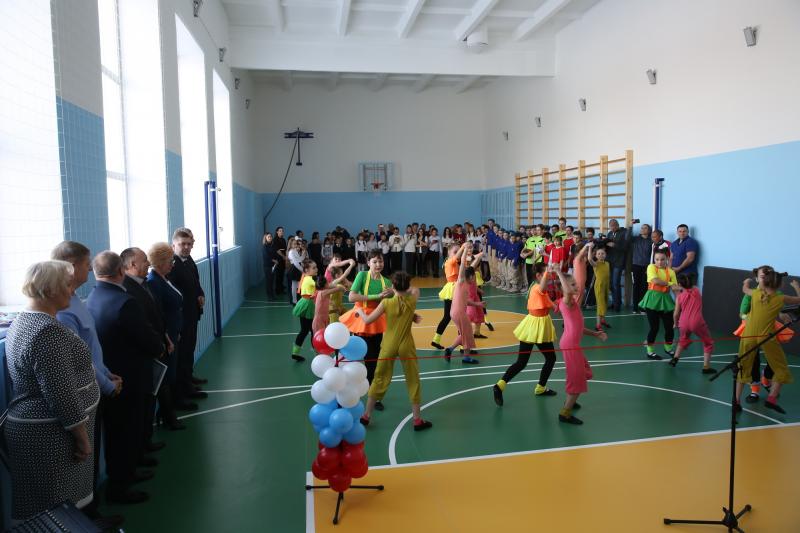 СУЭК профинансировала ремонт школьного спортзала в селе Солнечное