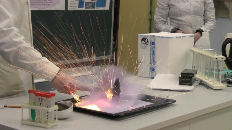 На Дне химии в школе №2065 белый песок превратили в оранжевый пластилин