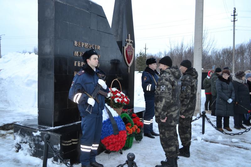 Представители Росгвардии и УМВД Мурманской области почтили память погибших сотрудников СОБР