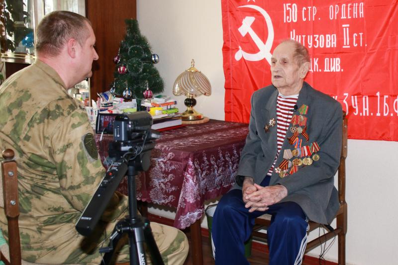 В Ставрополе росгвардейцы навестили ветерана Великой Отечественной войны