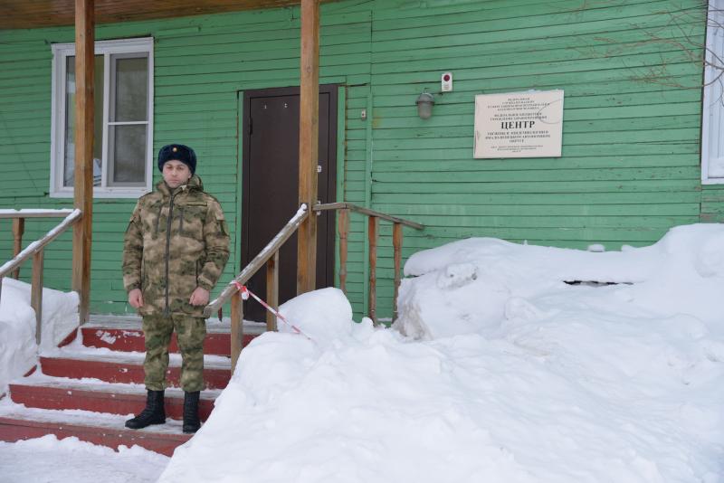 На Ямале военнослужащий Росгвардии совместно с сотрудниками МЧС предотвратил крупный пожар
