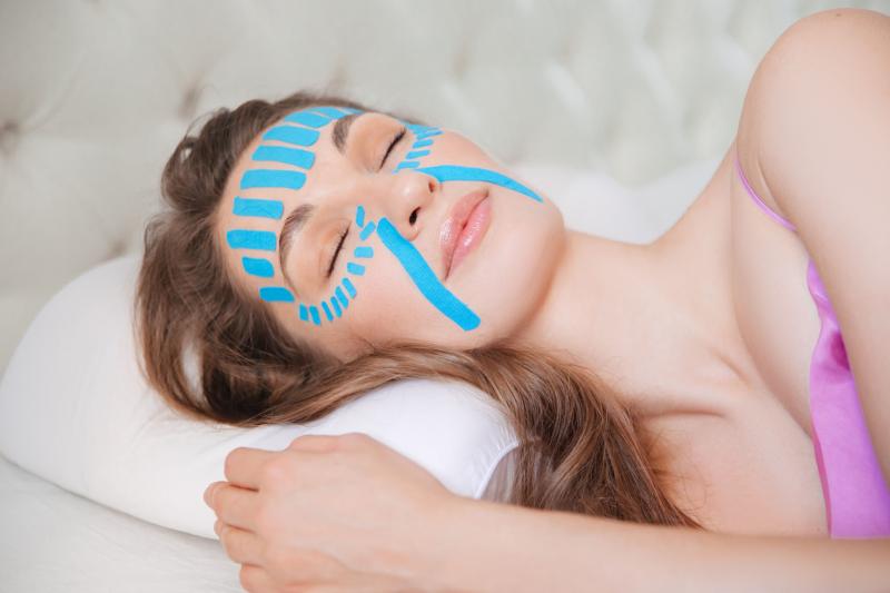 Как безопасно разгладить морщины и подтянуть овал лица за время сна. 
Косметолог Ольга Енко делится новейшей методикой омоложения