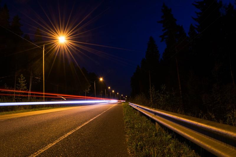 В Кировской области на 12 участках региональных дорог построят новые линии уличного освещения