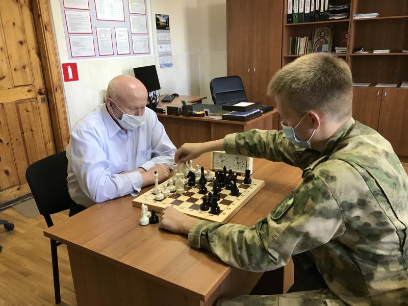 Свердловские росгвардейцы отметили Международный день шахмат матчевой встречей