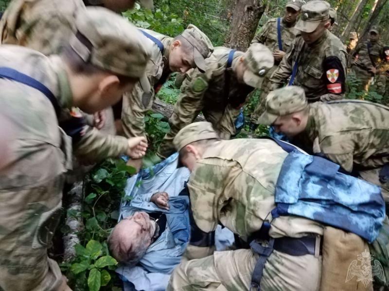В Нижегородской области росгвардейцы и полицейские нашли 64-летнего мужчину, который три дня провел в лесу