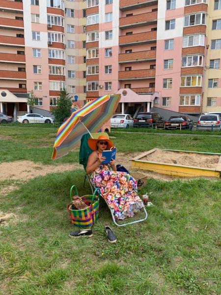 Жительница Ижевска превратила детскую песочницу в морское побережье