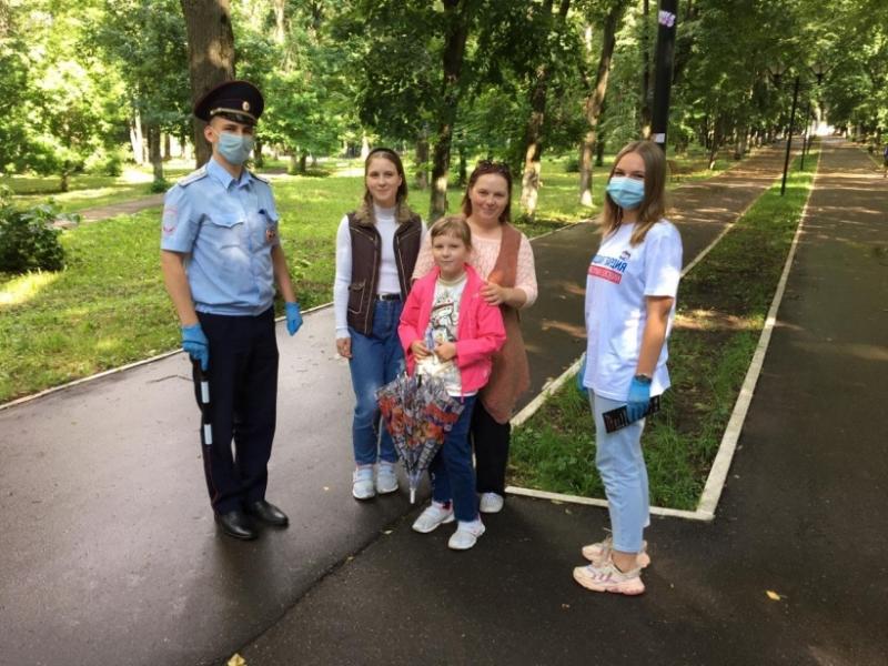 Сторонники помогают сотрудникам ГИБДД проводить профилактическую работу в рамках партпроекта 