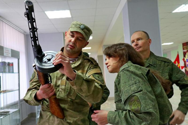 В День оружейника в снежинском полку Уральского округа Росгвардии открылась выставка образцов вооружения