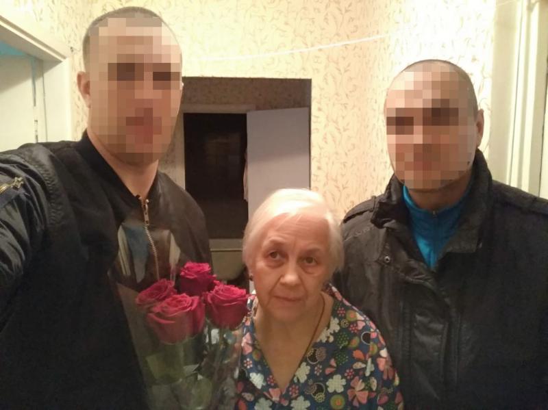 Бойцы челябинского ОМОН поздравили с днем рождения маму погибшего сослуживца