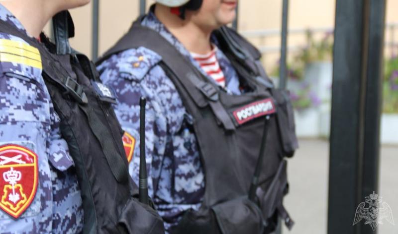 Псковские росгвардейцы задержали подозреваемых в хищении