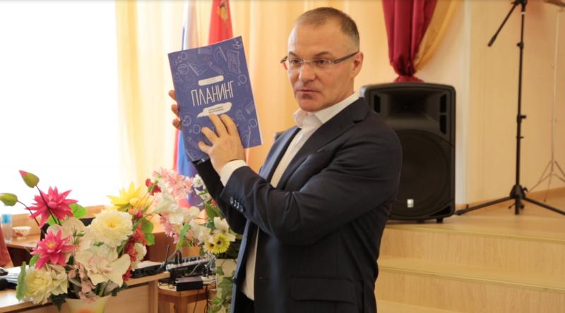 «Единая Россия» подарила подмосковным учителям 65 тысяч планингов