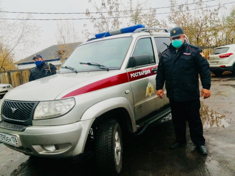 В Тайшете Иркутской области росгвардейцы с поличным задержали неоднократно судимого гражданина, подозреваемого в краже из магазина