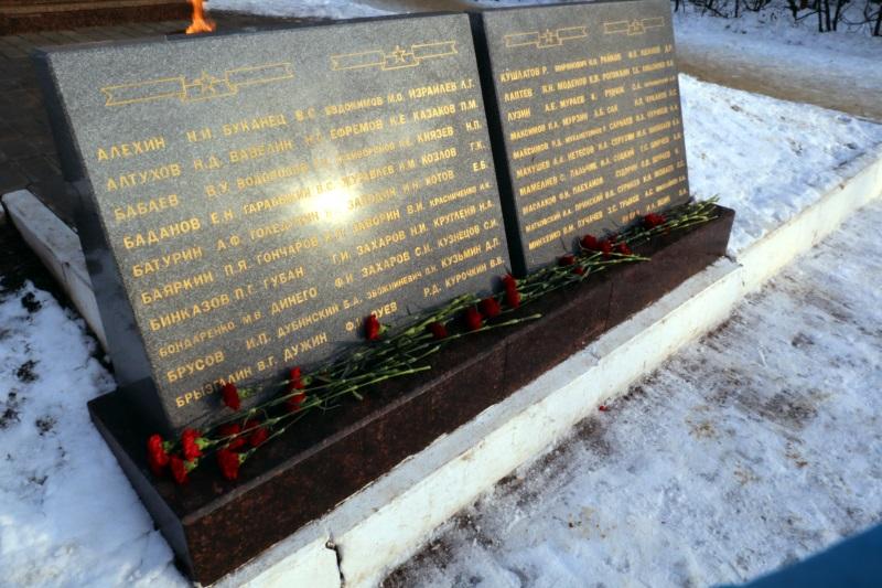 Активисты ОНФ в Мордовии возложили цветы к памятнику неизвестного солдата в г. Рузаевка