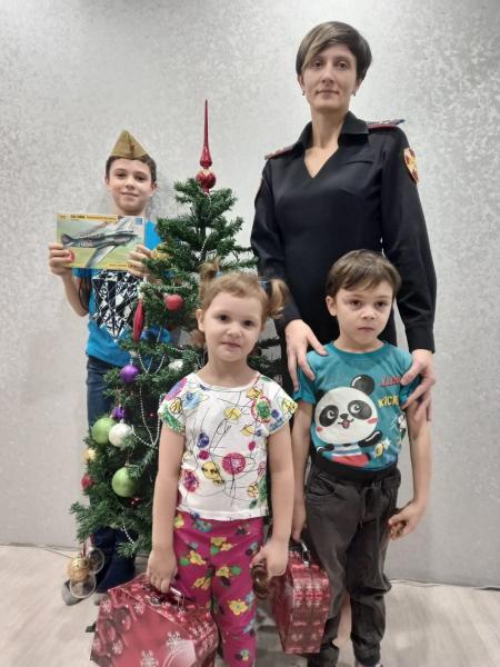 В Пскове росгвардейцы поздравили с Новым годом ребят из многодетных семей
