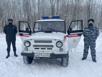 В Апатитах экипаж вневедомственной охраны областной Росгвардии пришел на помощь водителю, попавшему в трудную дорожную ситуацию