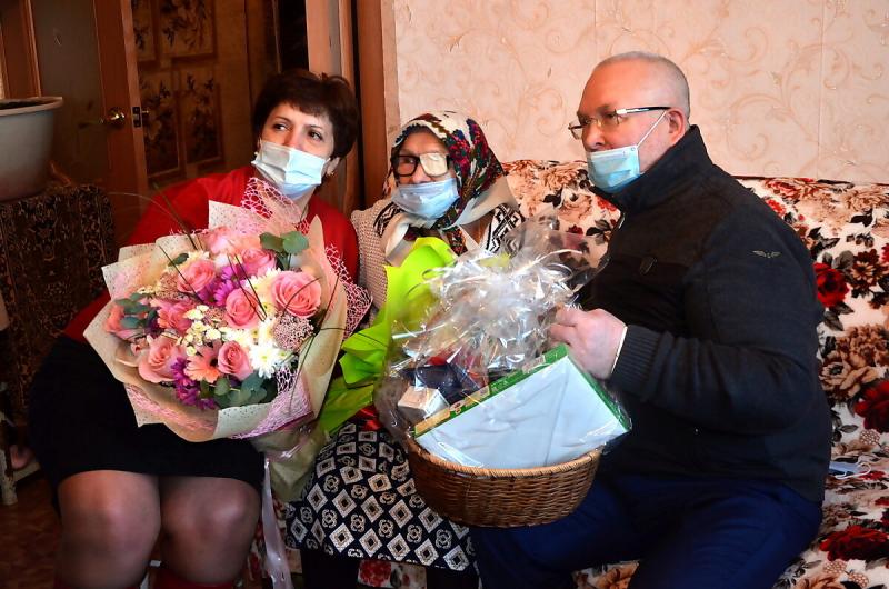 Владимир Семенов поздравил с днем рождения труженицу тыла