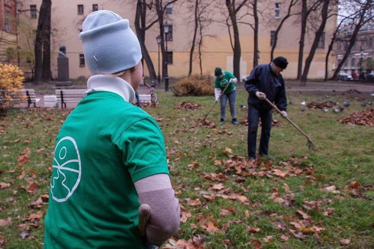 Волонтеры взяли шефство над историческим сквером в Санкт-Петербурге