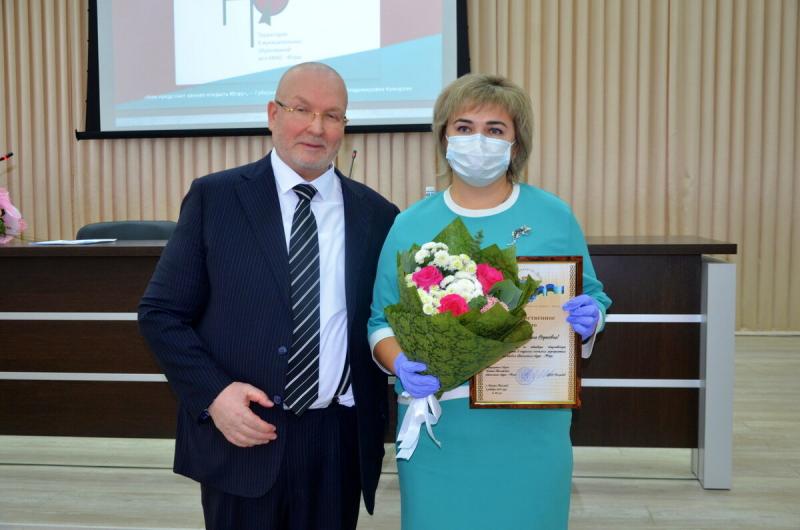 Владимир Семенов вручил награды Думы Югры жителям Нефтеюганского района