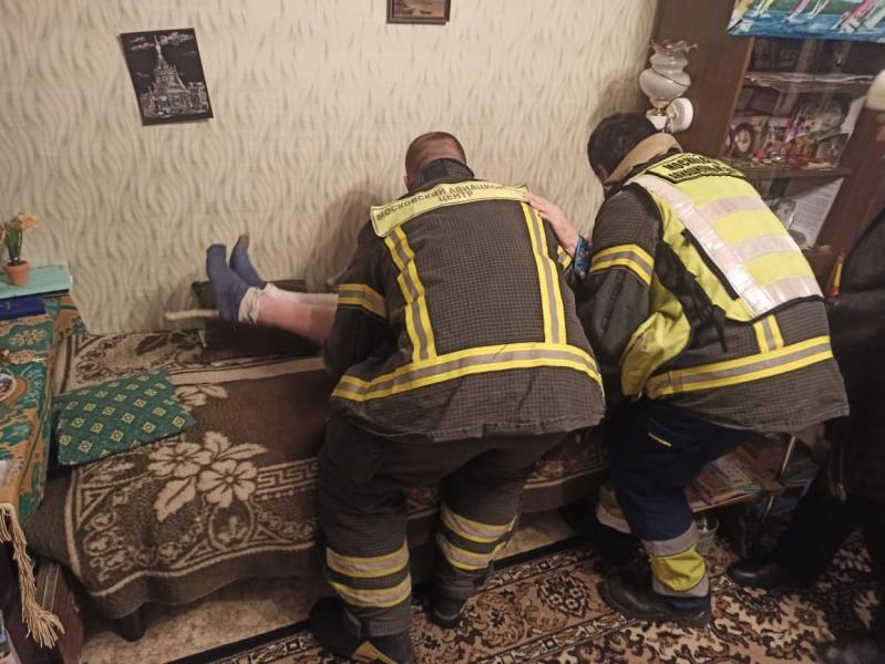 Специалисты Московского авиационного центра спасли пожилую женщину