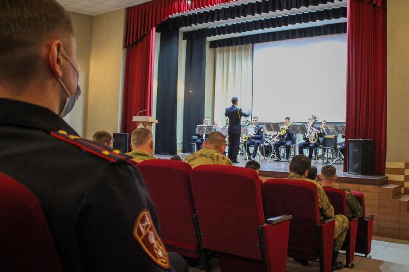 Военный оркестр «Волжские берега» дал праздничный концерт, посвященный Дню защитника Отечества