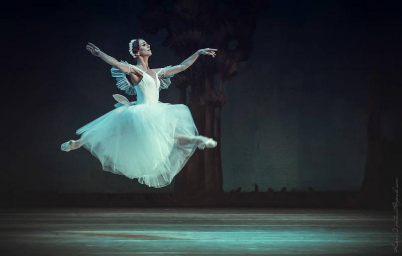 Лучшую балерину Украины Анну Дорош  - с первым праздником весны!