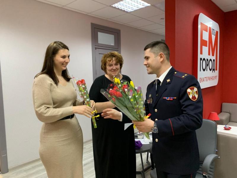 В Свердловской области представитель территориального управления Росгвардии поздравил сотрудниц радио «Город ФМ» с Международным женским днем