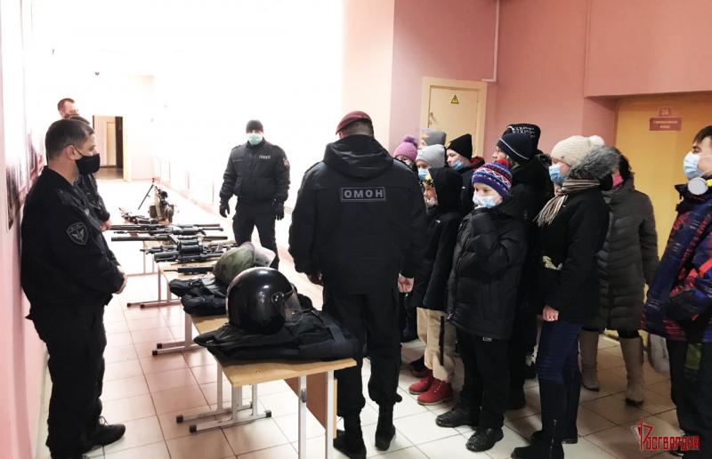 На Урале сотрудники транспортного ОМОН провели день открытых дверей для ребят из социально-реабилитационного центра