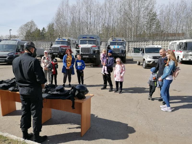 В Сыктывкаре дети росгвардейцев посетили с экскурсией отряд мобильный особого назначения