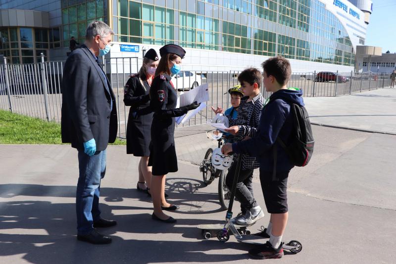 Сотрудники ДПС Новой Москвы совместно с представителем Общественного совета провели профилактические беседы на улицах города