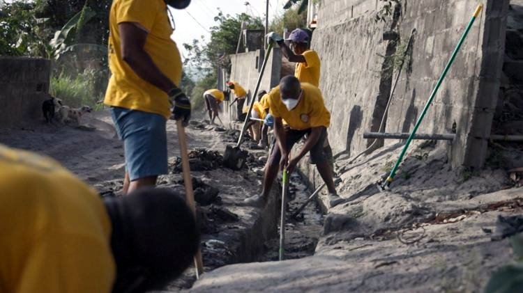 Местные жители присоединяются к саентологам и вместе восстанавливают больницу (Сент-Винсент и Гренадины)