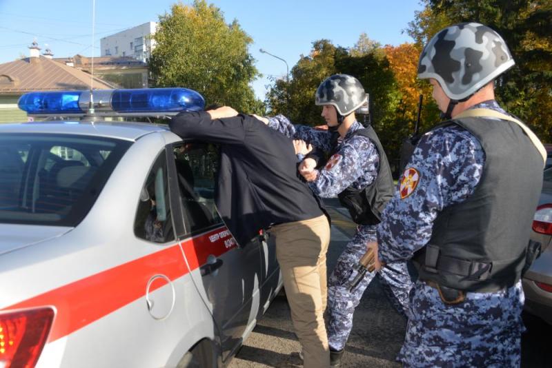 В Уфе росгвардейцы задержали молодого человека, пытавшегося оплатить покупки чужой банковской картой