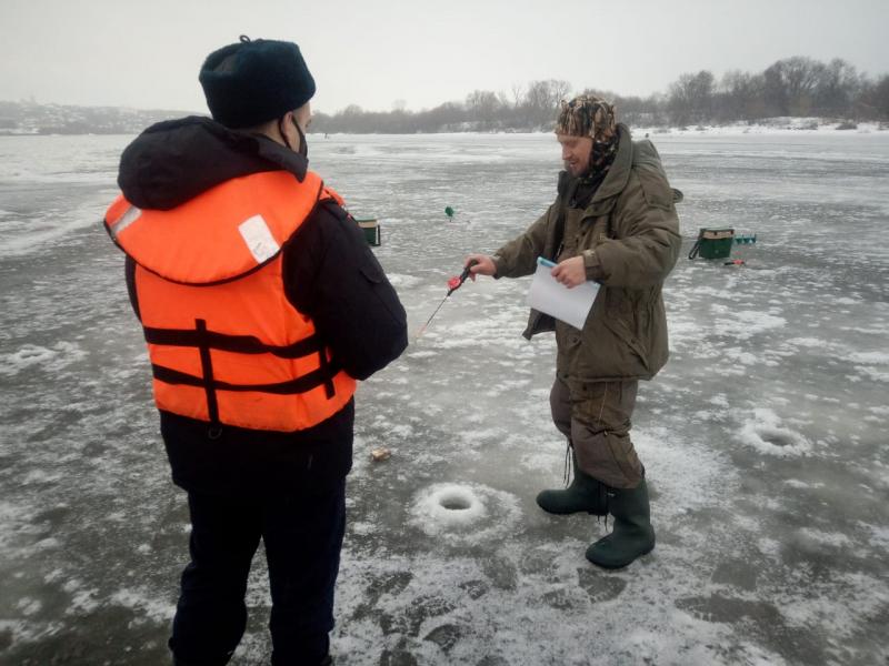 Работники ГКУ МО «Мособлпожспас» напомнили жителям Подмосковья об опасности выхода на лед водоемов