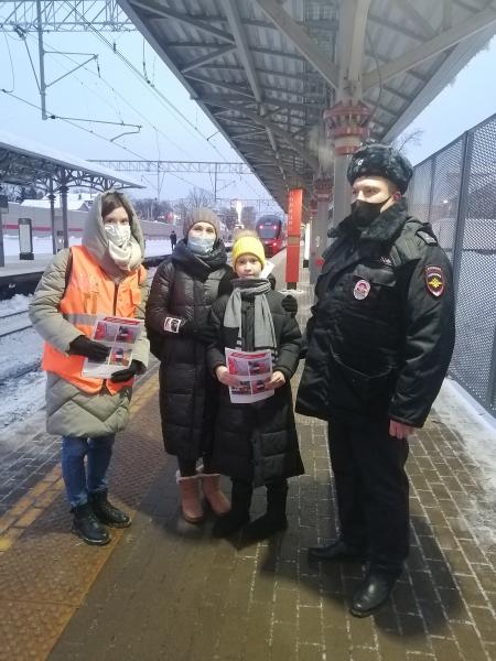 На станции Немчиновка Белорусского направления МЖД транспортные полицейские провели профилактическое мероприятие