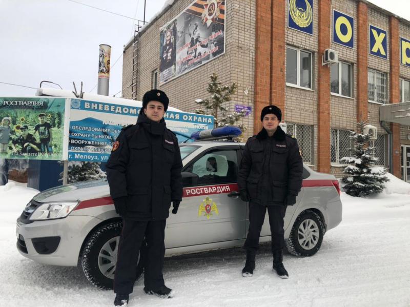 В Башкирии росгвардейцы задержали мужчину, разбившего окна в мечети